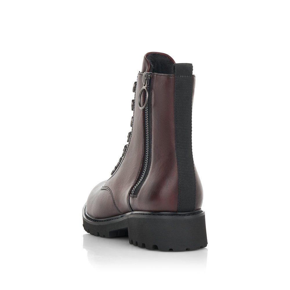 Red remonte women´s biker boots D8671-35 with distinctive eyelets as well as zipper. Shoe from the back.