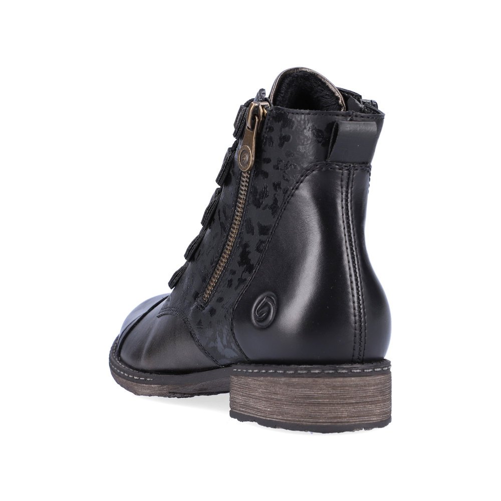 Bottines remonte noires femme D4391-02 avec oeillets d'aspect vintage. Chaussure vue de l'arrière.