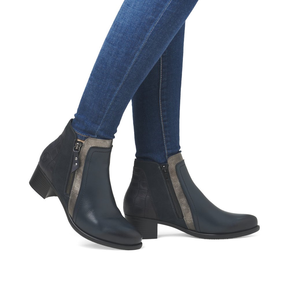 Black remonte women´s ankle boots R5172-14 with zipper as well as removable insole. Shoe on foot.