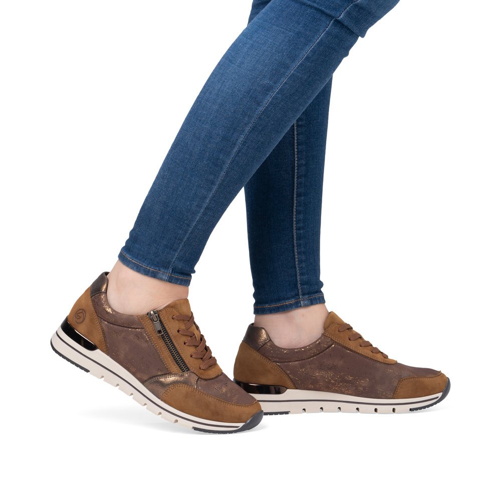 Brown remonte women´s sneakers R6700-22 with a zipper as well as comfort width G. Shoe on foot.