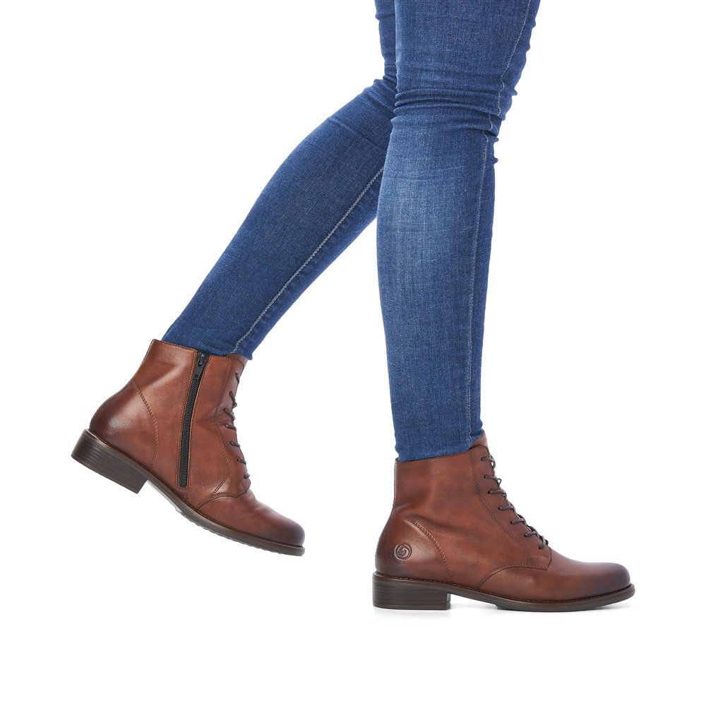 Bottines remonte marron pour femme D0F73-22 avec fermeture éclair. Chaussure au pied.