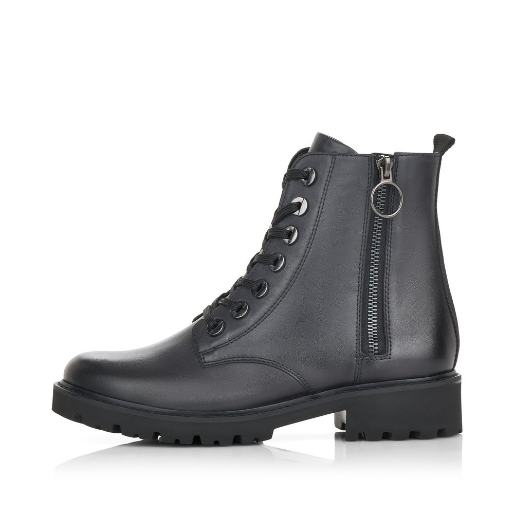 Blaue remonte Damen Biker Boots D8671-14 mit markanten Ösen sowie Reißverschluss. Schuh Außenseite.