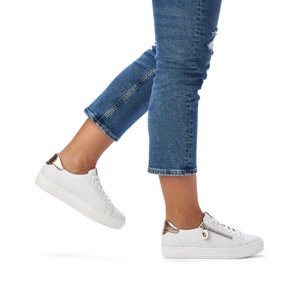Classy white remonte women´s sneakers D0903-81 with a zipper and comfort width G. Shoe on foot.