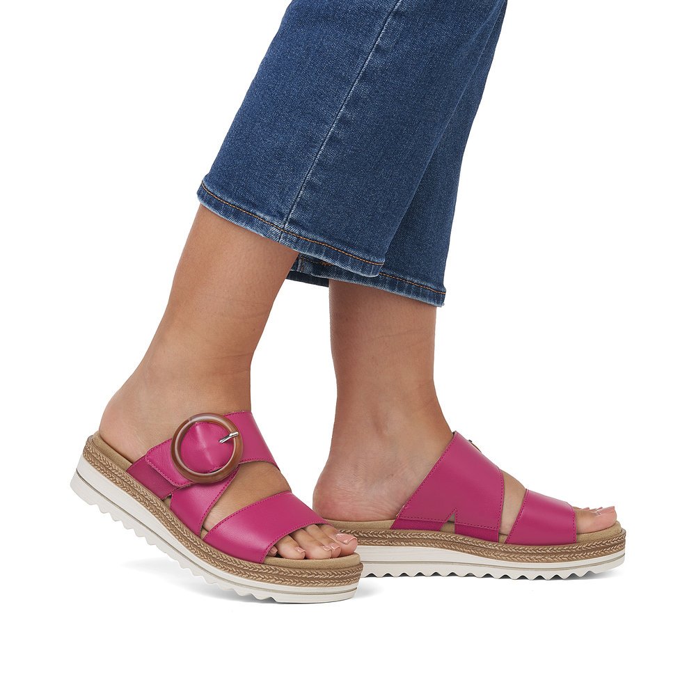 Pink remonte women´s mules D0Q51-31 with a hook and loop fastener. Shoe on foot.