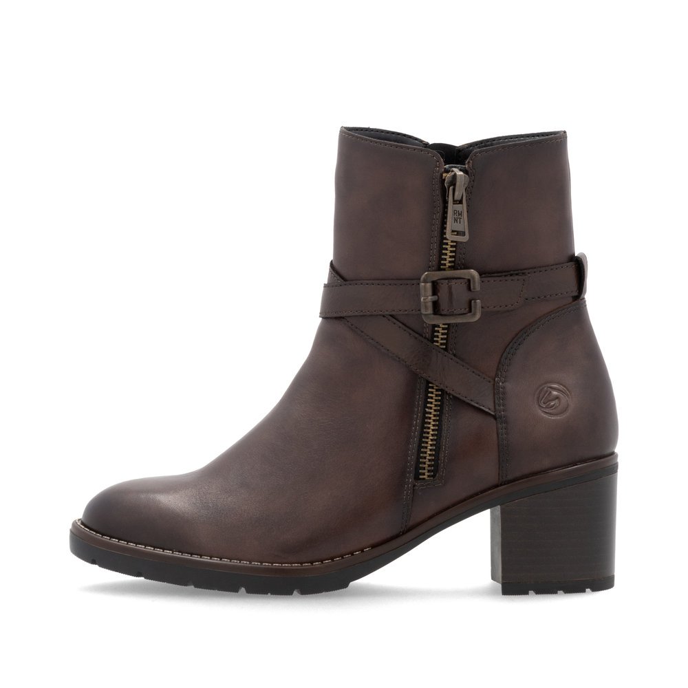 Brown remonte women´s ankle boots D2A72-25 with decorative buckle as well as zipper. Outside of the shoe.