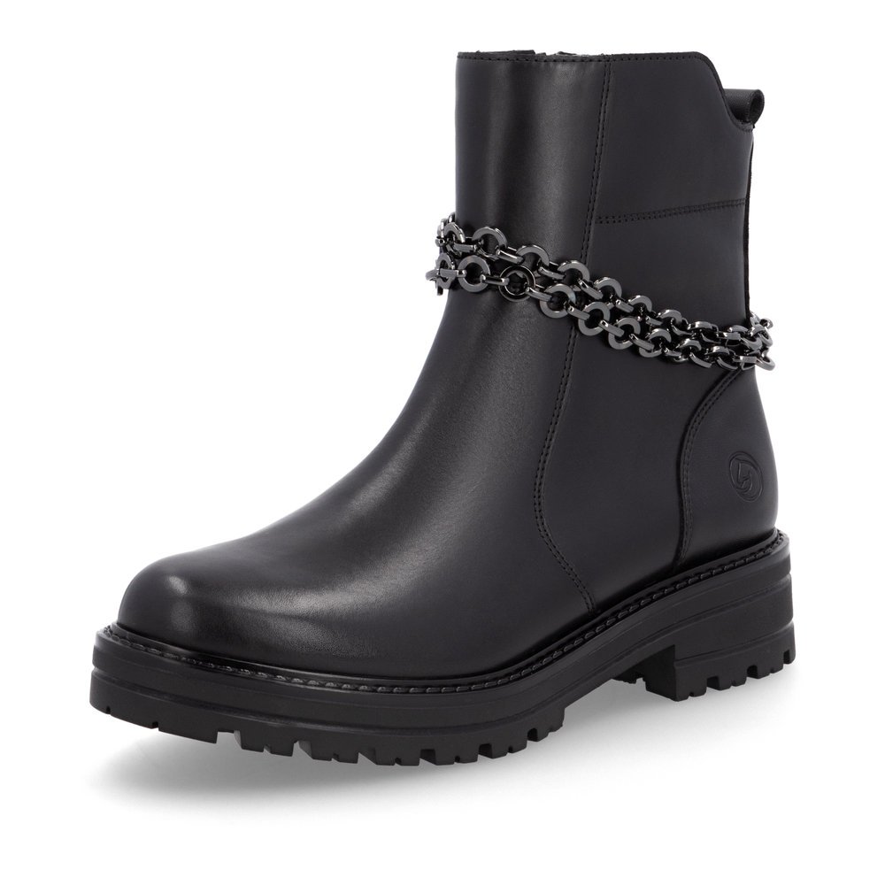 Nachtschwarze remonte Damen Kurzstiefel D2285-00 mit abnehmbarer Kette. Schuh seitlich schräg.