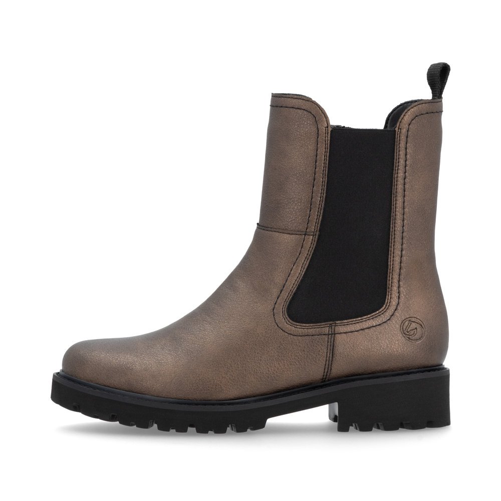 Brown remonte women´s Chelsea boots D8694-90 with zipper as well as comfort width G. Outside of the shoe.