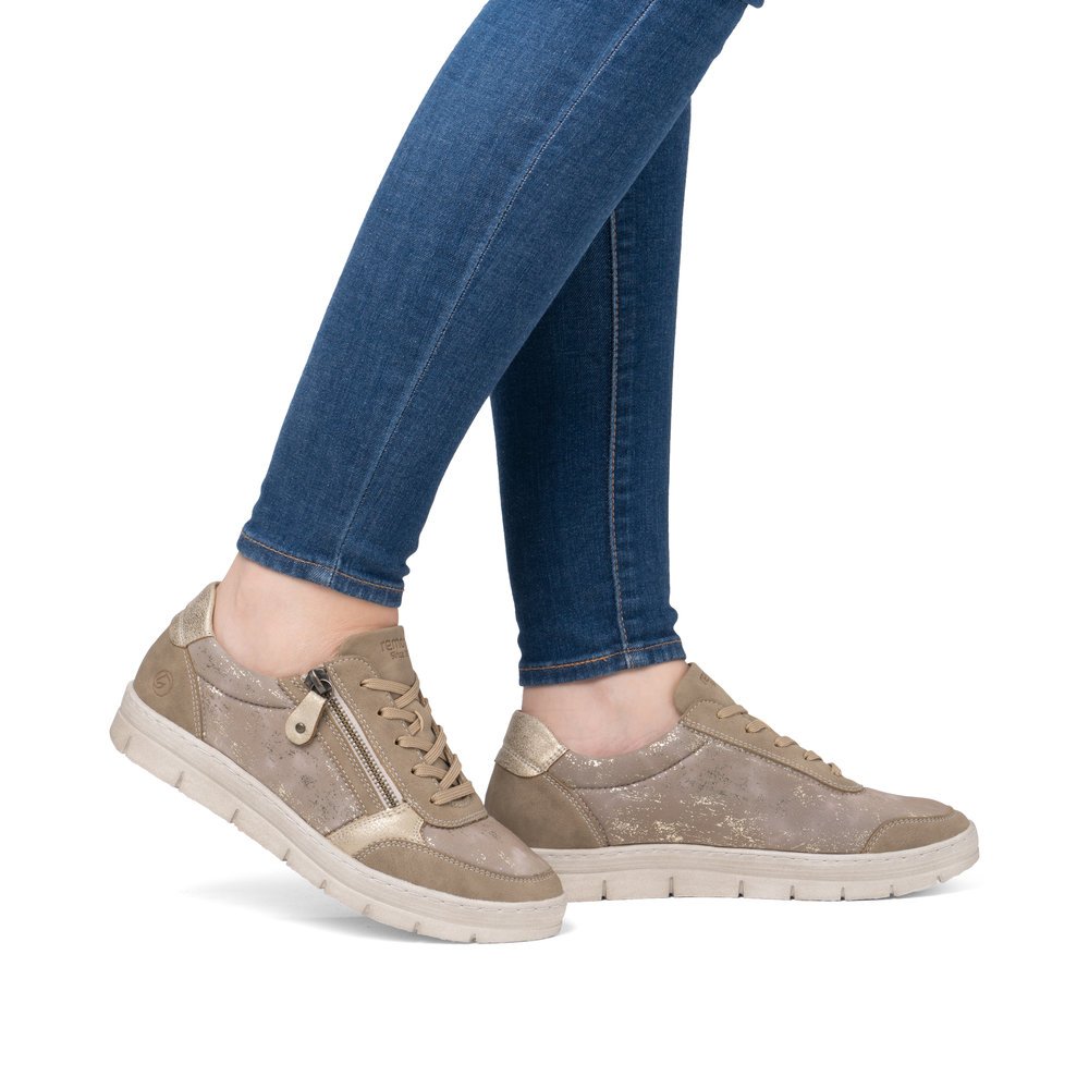 Sand beige remonte women´s sneakers D5831-62 with zipper as well as a padded insole. Shoe on foot.