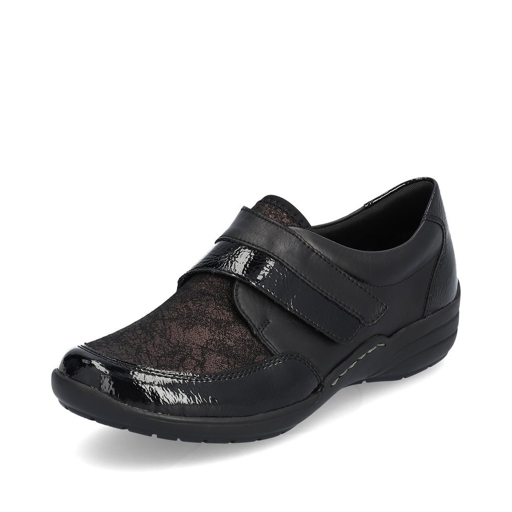 Chaussons remonte noirs pour femme R7600-03 avec fermeture velcro. Chaussure inclinée sur le côté.