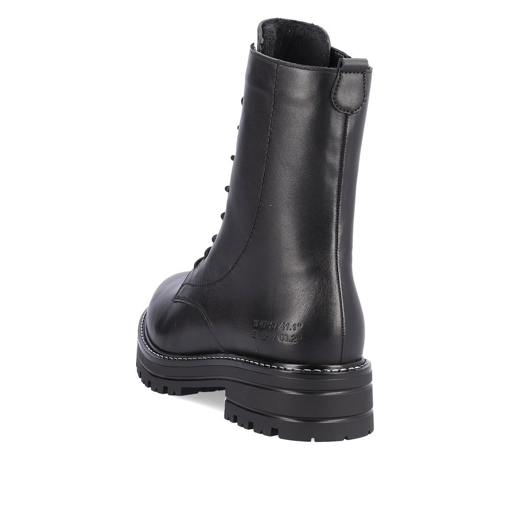 Black remonte women´s biker boots D2278-01 with a zipper as well as comfort width G. Shoe from the back.