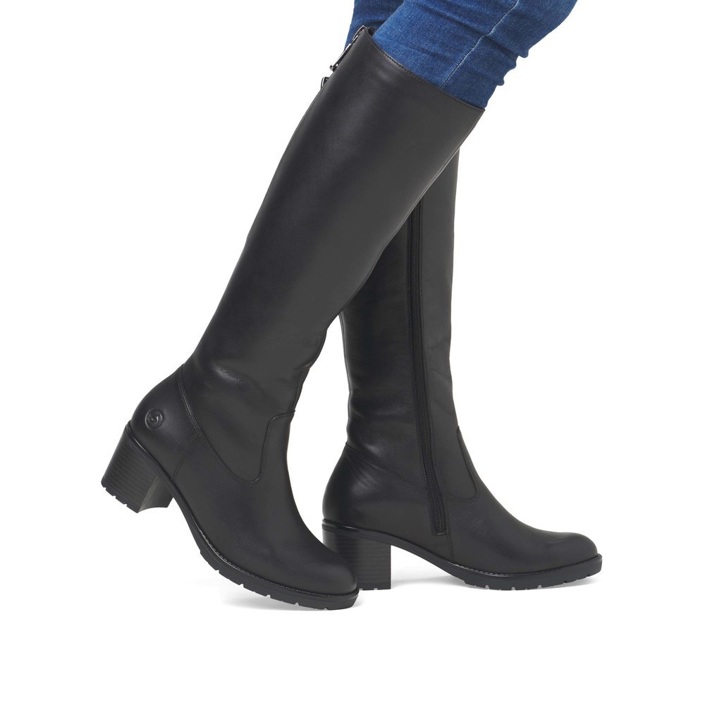 Black remonte women´s high boots D2A71-00 with a zipper as well as removable insole. Shoe on foot.