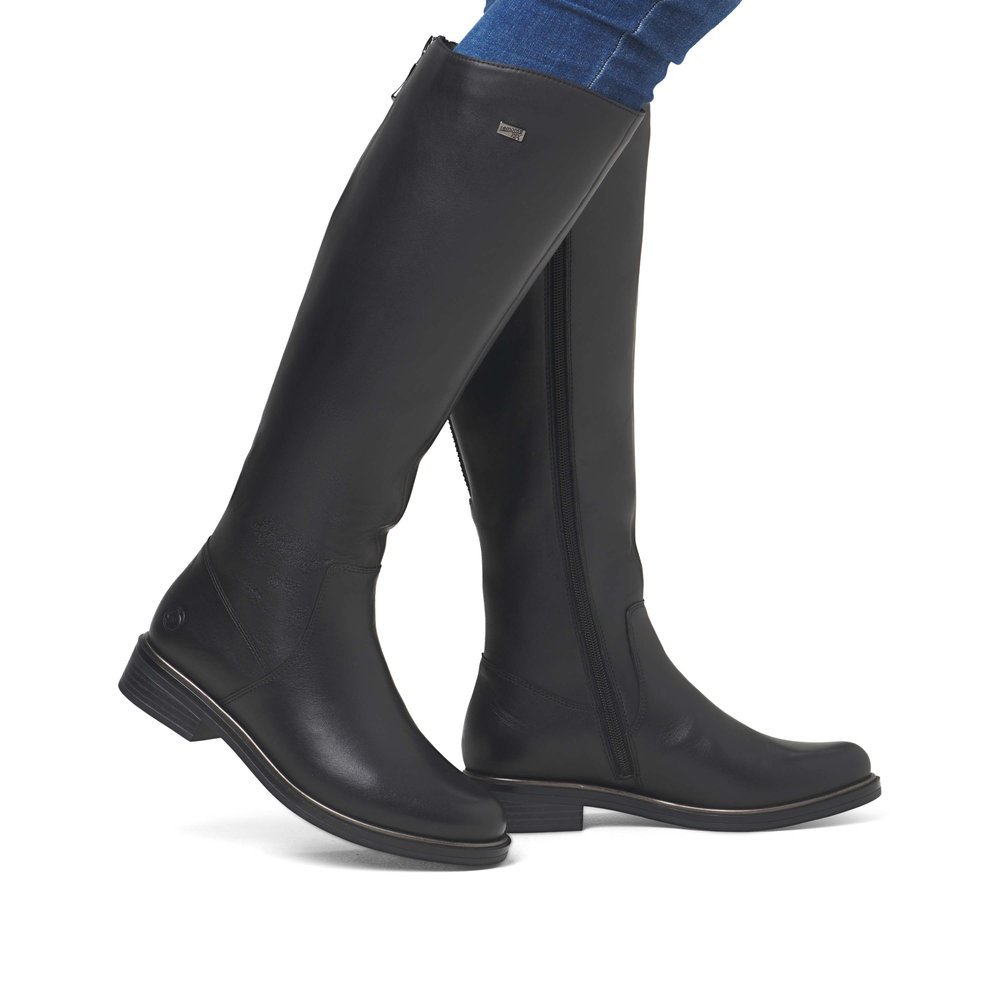 Night black remonte women´s high boots D8391-00 with remonteTEX technology. Shoe on foot.