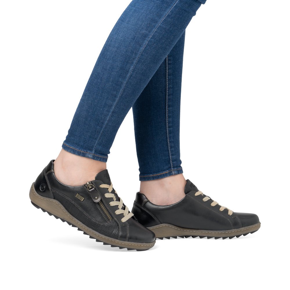 Chaussures à lacets remonte noires pour femme R1440-03. Chaussure au pied.