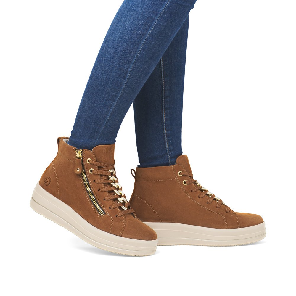 Brown remonte women´s sneakers D1C70-22 with a chain element as well as a zipper. Shoe on foot.