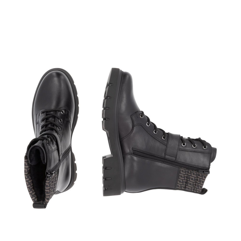 Black remonte women´s biker boots D1W71-03 with decorative buckle as well as zipper. Shoe from the top, lying.