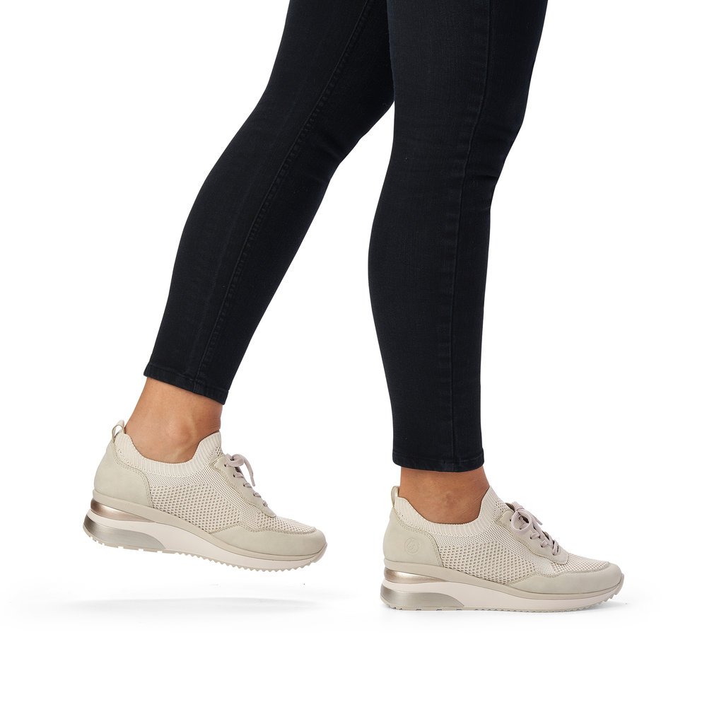 Cream beige remonte women´s sneakers D2406-60 with an elastic insert and mesh look. Shoe on foot.