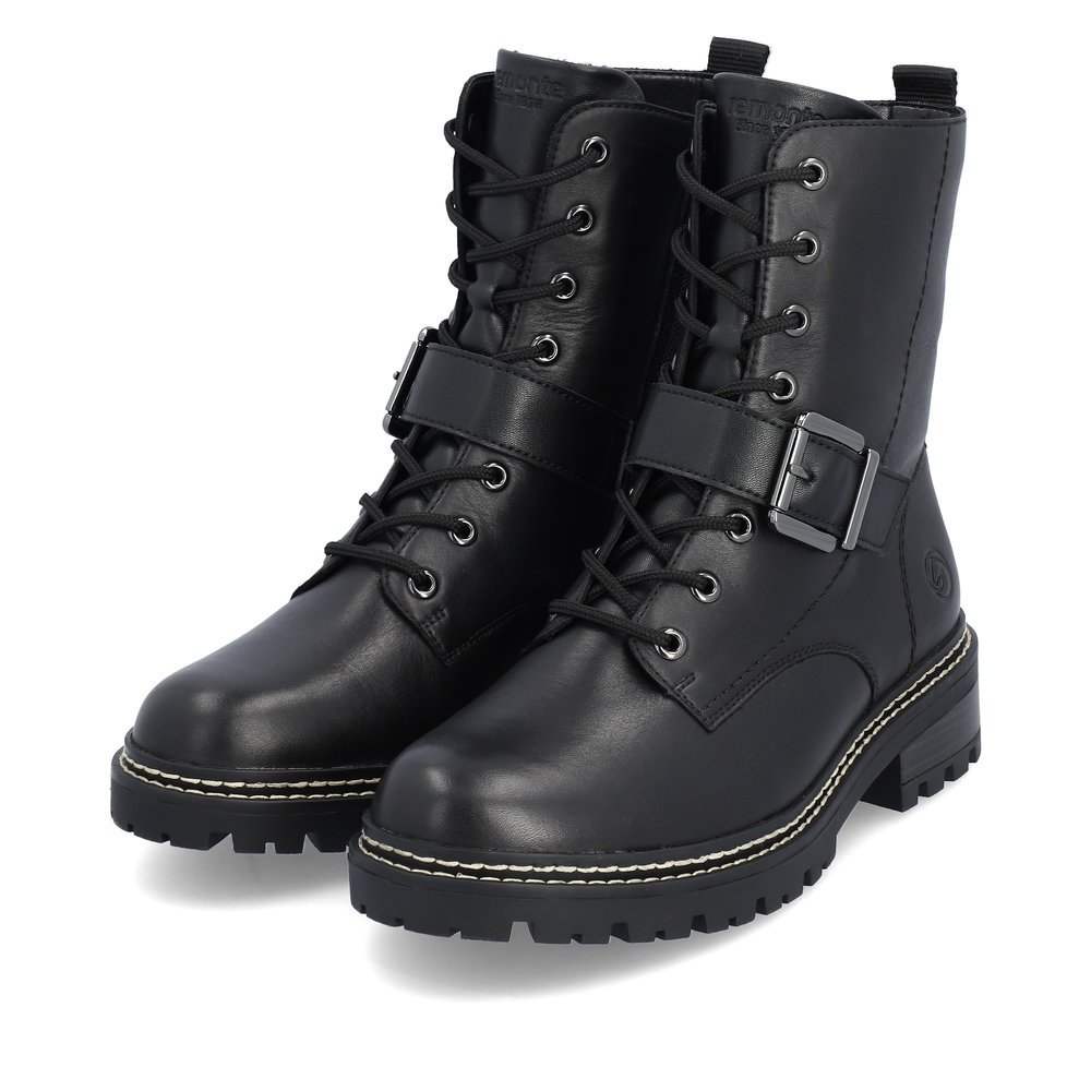 Night black remonte women´s biker boots D0B78-01 with strap with decorative buckle. Shoes laterally.