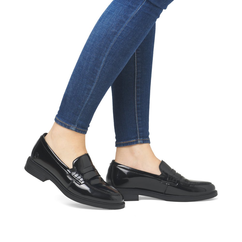 Black remonte women´s loafers D1U01-00 with elastic band as well as a padded insole. Shoe on foot.