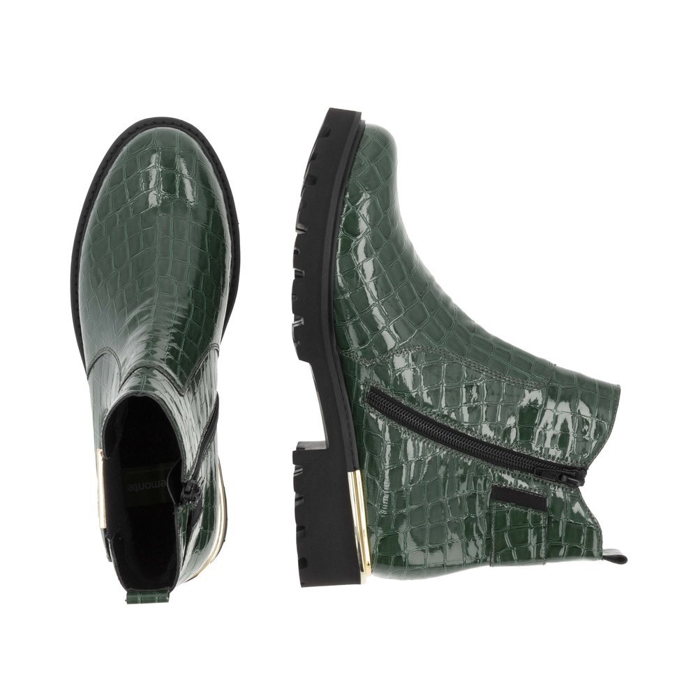 Fir green remonte women´s Chelsea boots D8684-54 with a golden decorative element. Shoe from the top, lying.