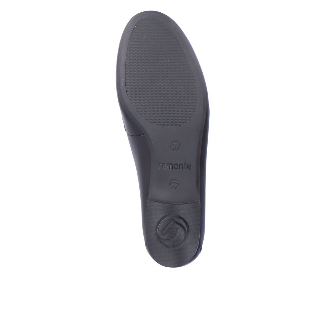 Jet black remonte women´s loafers D0K00-00 with elastic insert and stylish chain. Outsole of the shoe.
