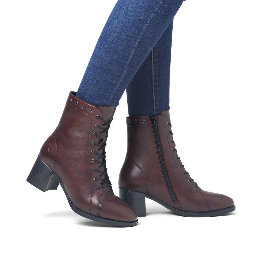 Wine red remonte women´s ankle boots D0V78-35 with zipper as well as padded insole. Shoe on foot.