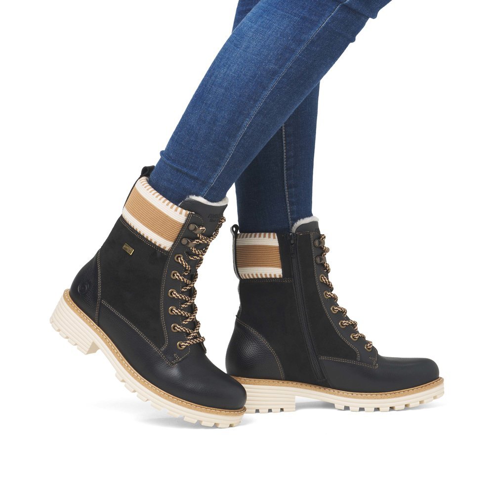 Bottes à lacets remonte noires femme D0W77-03 avec membrane remonteTEX. Chaussure au pied.