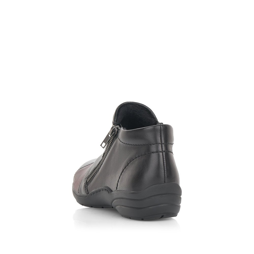 Chaussons remonte noirs pour femme R7674-02 avec fermeture éclair. Chaussure vue de l'arrière.