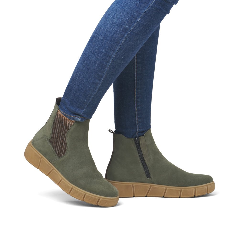 Green remonte women´s Chelsea boots D1T71-54 with zipper as well as comfort width G. Shoe on foot.