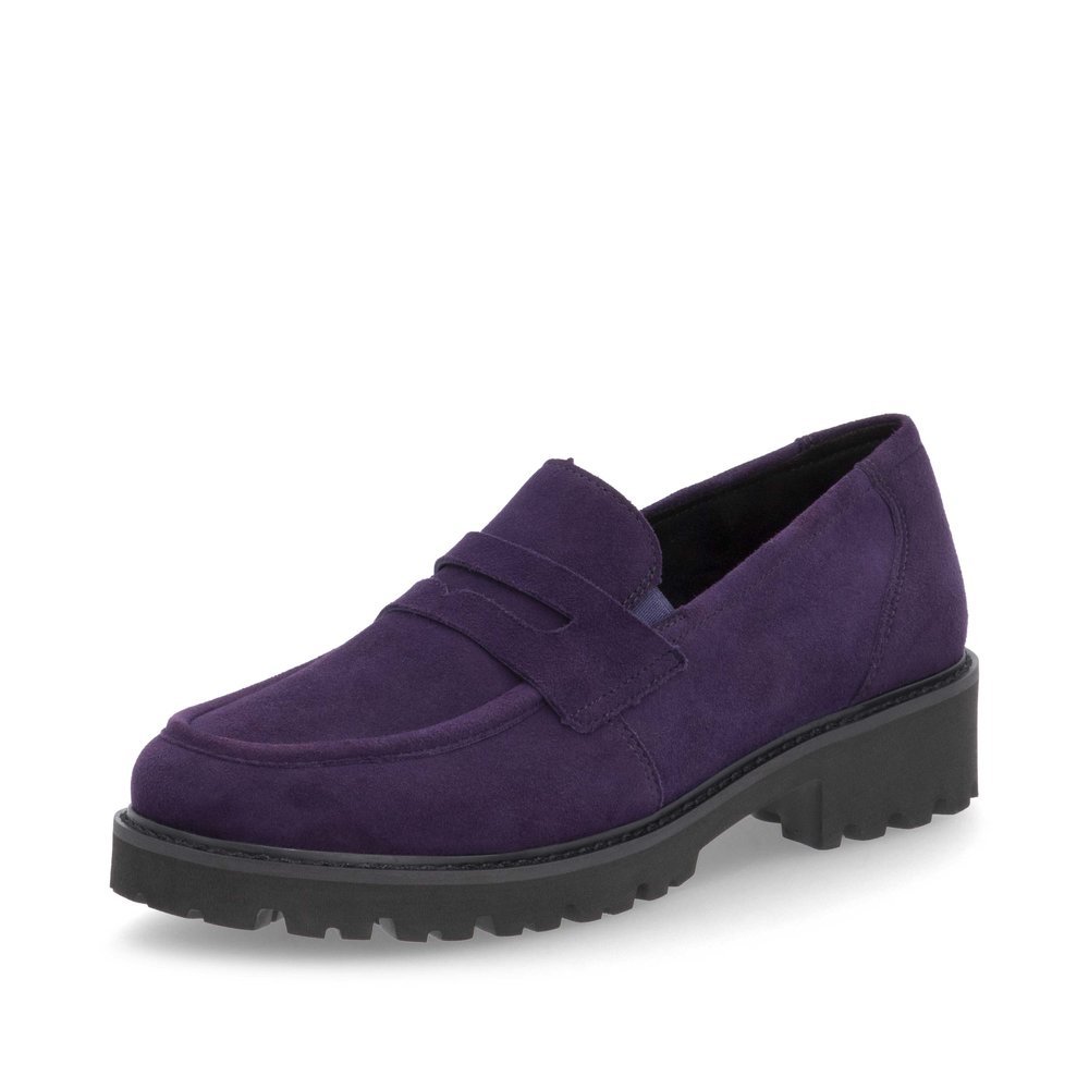 Auberginefarbene remonte Damen Loafer D8602-30 mit Gummizug sowie Komfortweite G. Schuh seitlich schräg.