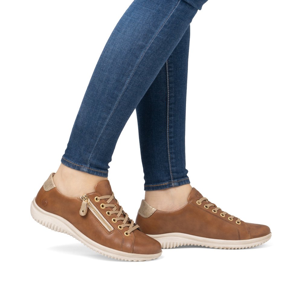 Chaussures à lacets remonte marron femme D1E03-24 avec fermeture éclair. Chaussure au pied.