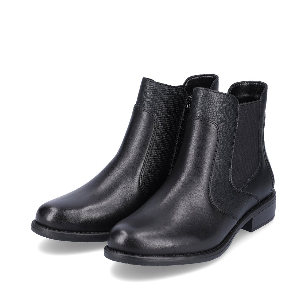 Black remonte women´s Chelsea boots D0F70-01 with zipper as well as a padded insole. Shoes laterally.