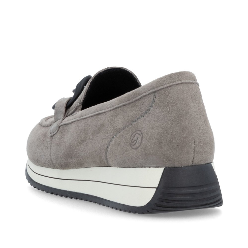 Light grey remonte women´s loafers D0H10-42 with a chunky chain element. Shoe from the back.