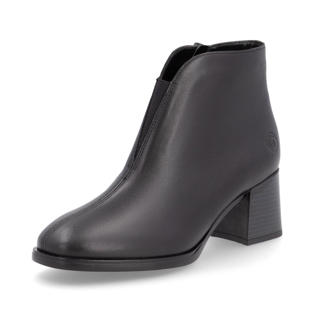 Black remonte women´s ankle boots D0V81-00 with zipper as well as removable insole. Shoe laterally.