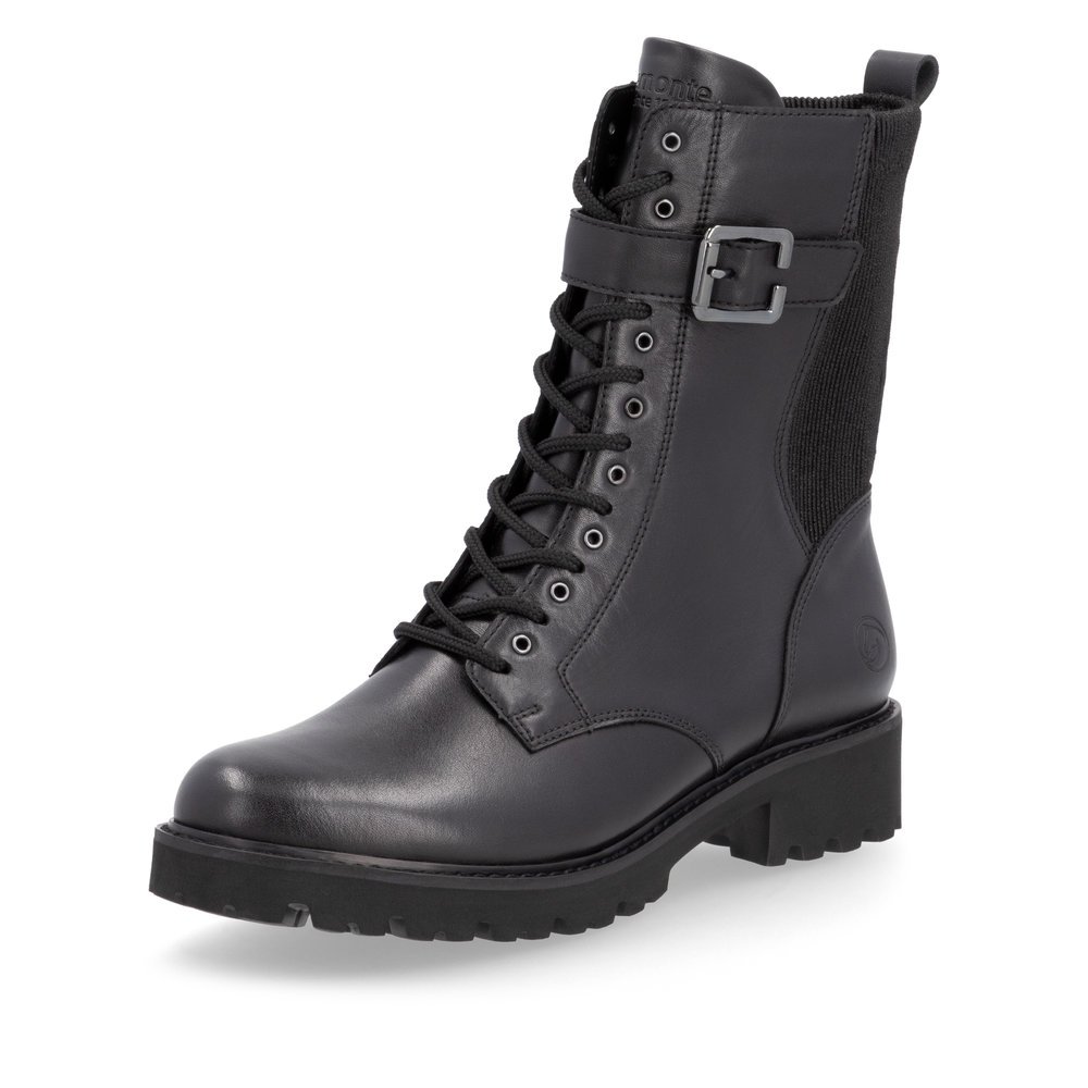 Black remonte women´s biker boots D8664-00 with decorative buckle as well as zipper. Shoe laterally.