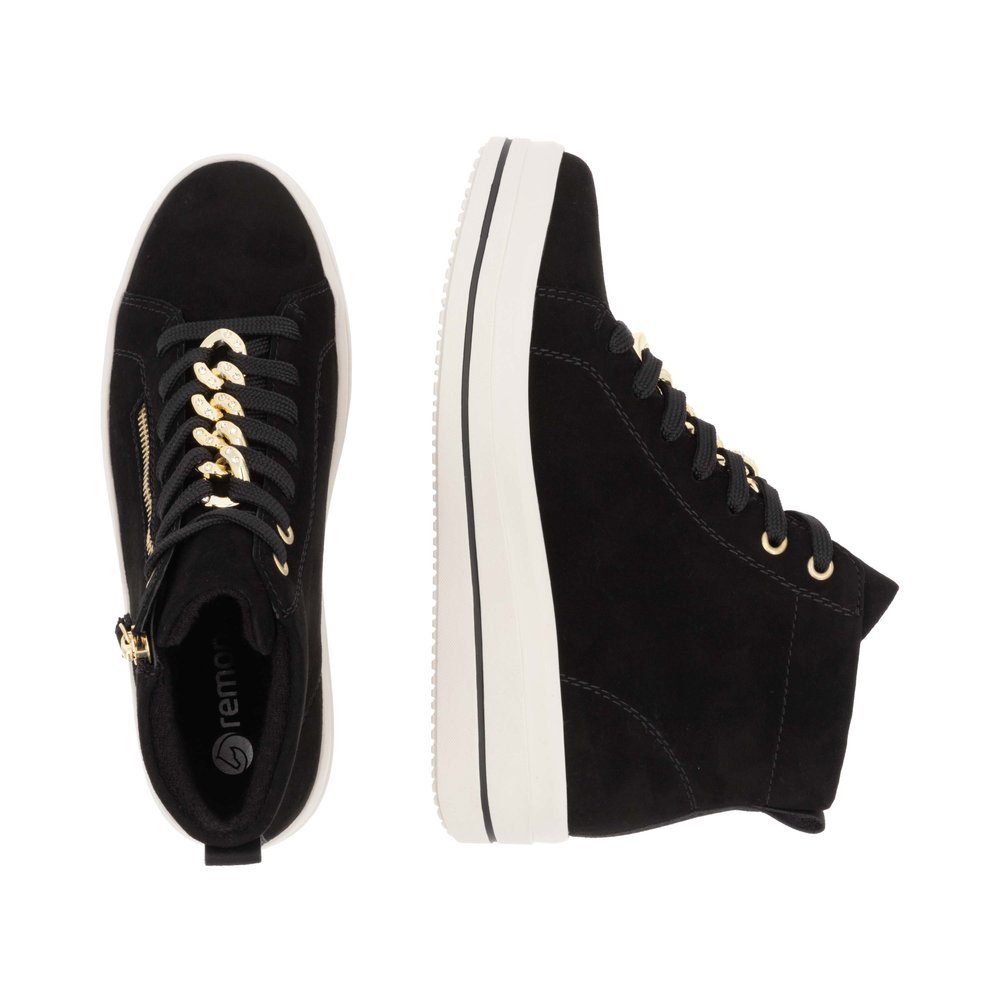 Jet black remonte women´s sneakers D1C70-02 with a chain element as well as zipper. Shoe from the top, lying.