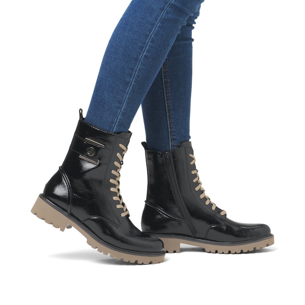 Bottes à lacets remonte noires pour femme D8663-00. Chaussure au pied.