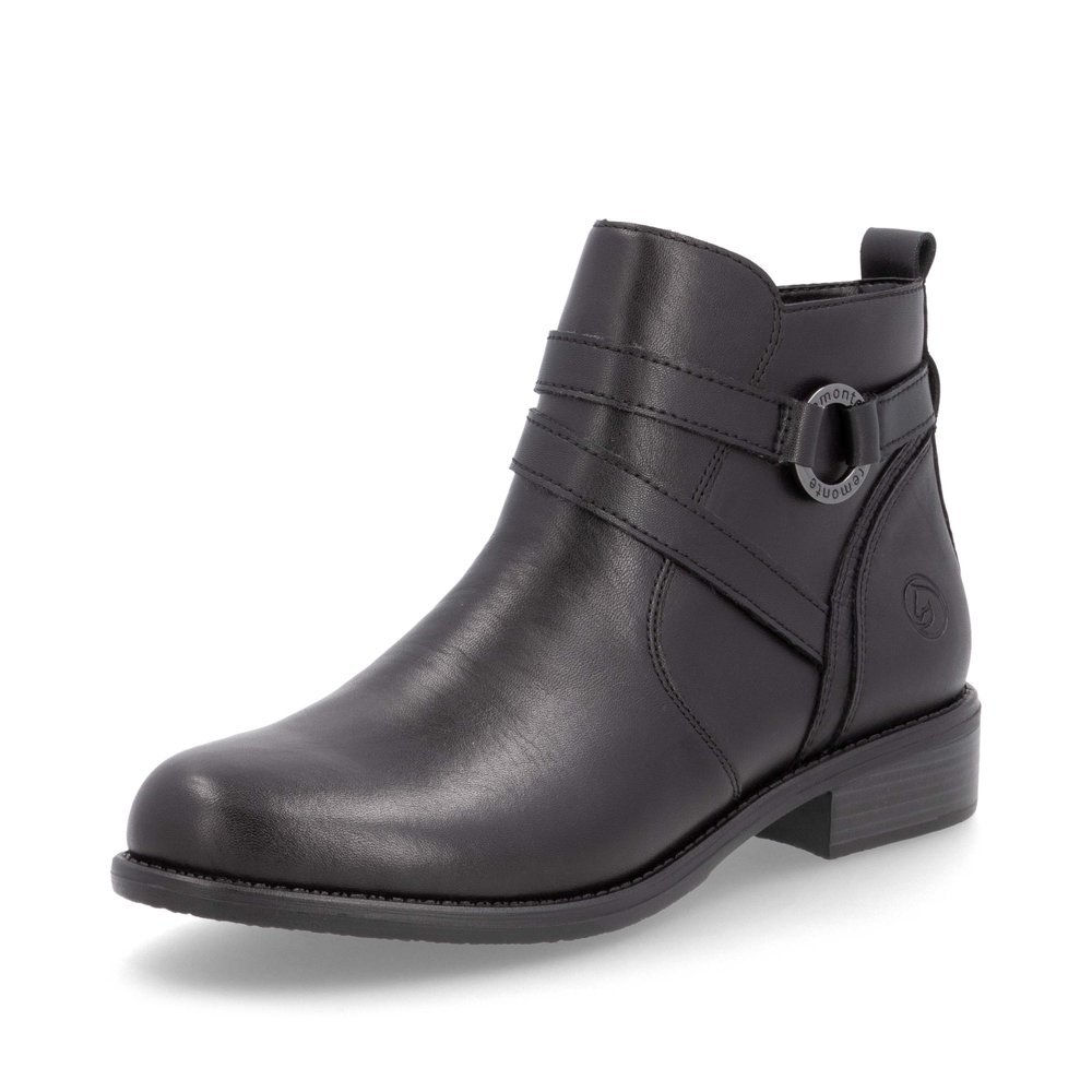 Nachtschwarze remonte Damen Stiefeletten D0F77-00 mit Schmuck-Element. Schuh seitlich schräg.