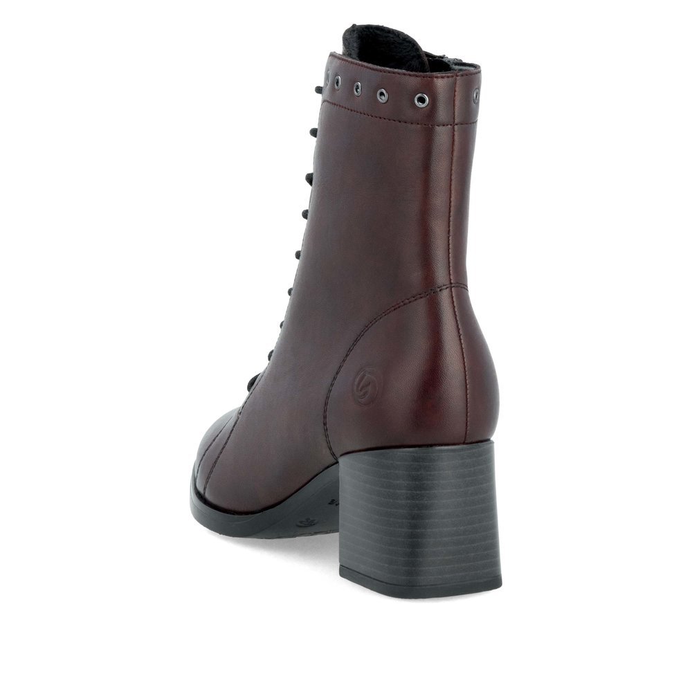 Wine red remonte women´s ankle boots D0V78-35 with zipper as well as padded insole. Shoe from the back.