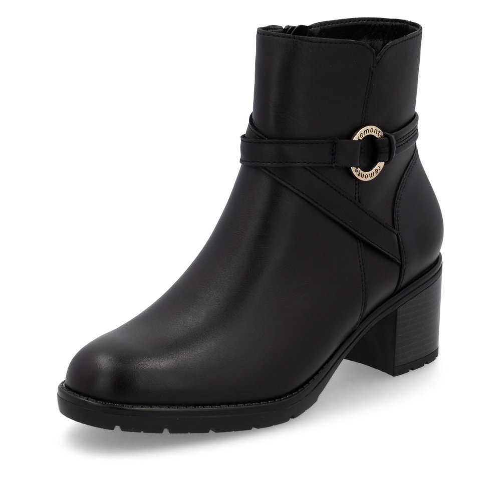 Jet black remonte women´s ankle boots D2A73-00 with a round decorative buckle. Shoe laterally.