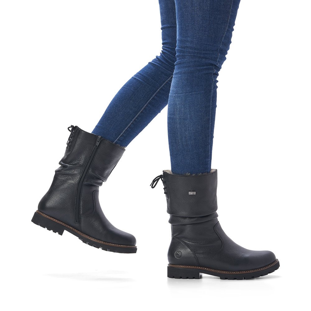 Schwarze remonte Damen Kurzstiefel D8477-01 mit wasserabweisender TEX-Membran. Schuh am Fuß.