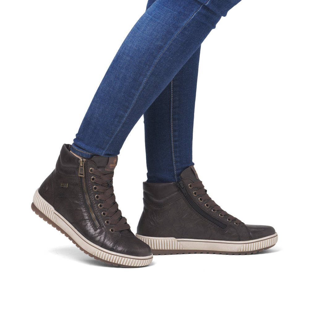 Espresso brown remonte women´s lace-up boots D0772-25 with remonteTEX technology. Shoe on foot.