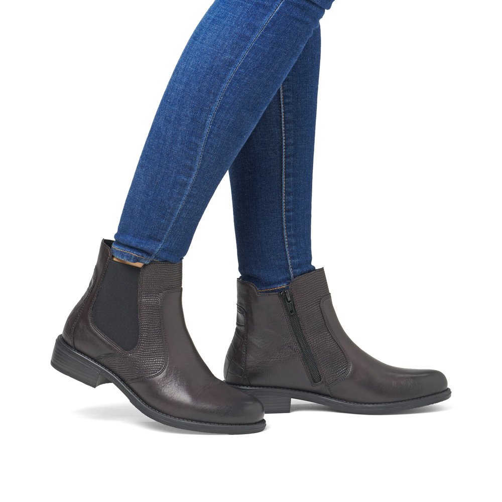 Brown remonte women´s Chelsea boots D0F70-26 with zipper as well as a padded insole. Shoe on foot.