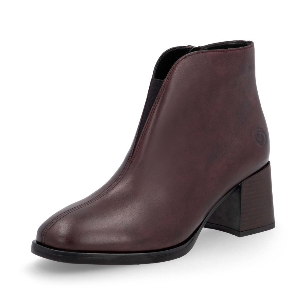 Red remonte women´s ankle boots D0V81-35 with a zipper as well as removable insole. Shoe laterally.