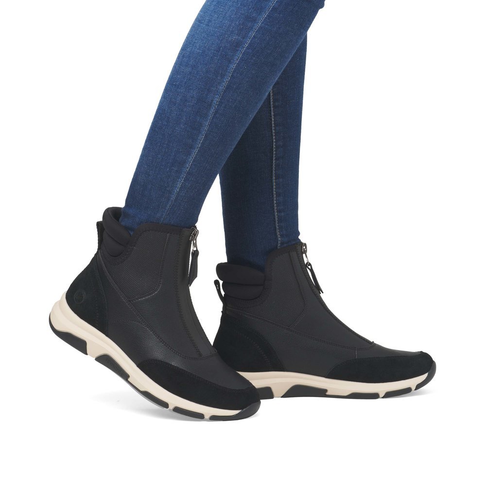 Black remonte women´s ankle boots D1S72-02 with a zipper as well as comfort width G. Shoe on foot.