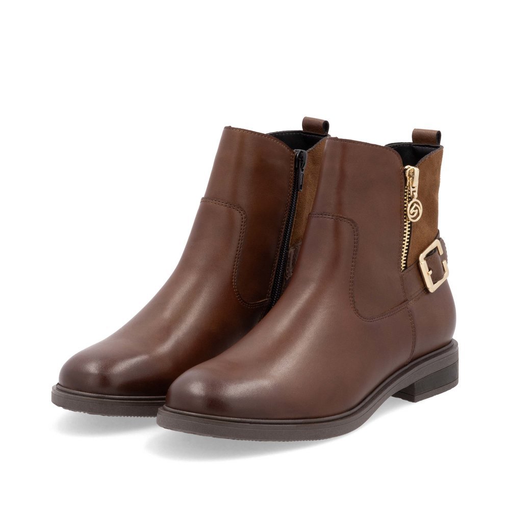 Nussbraune remonte Damen Kurzstiefel D1U71-22 mit goldener Zierschnalle. Schuhpaar seitlich schräg.