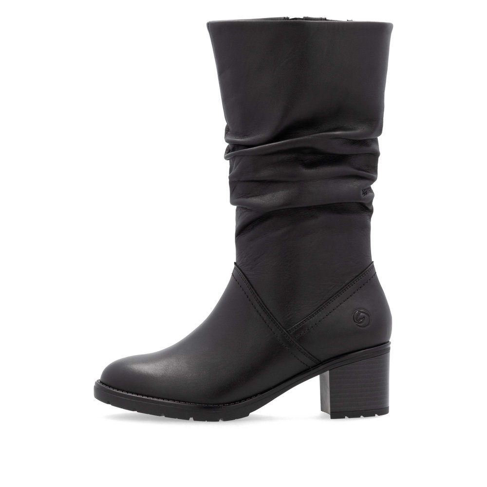 Black remonte women´s ankle boots D2A70-00 with a gathered shaft as well as zipper. Outside of the shoe.