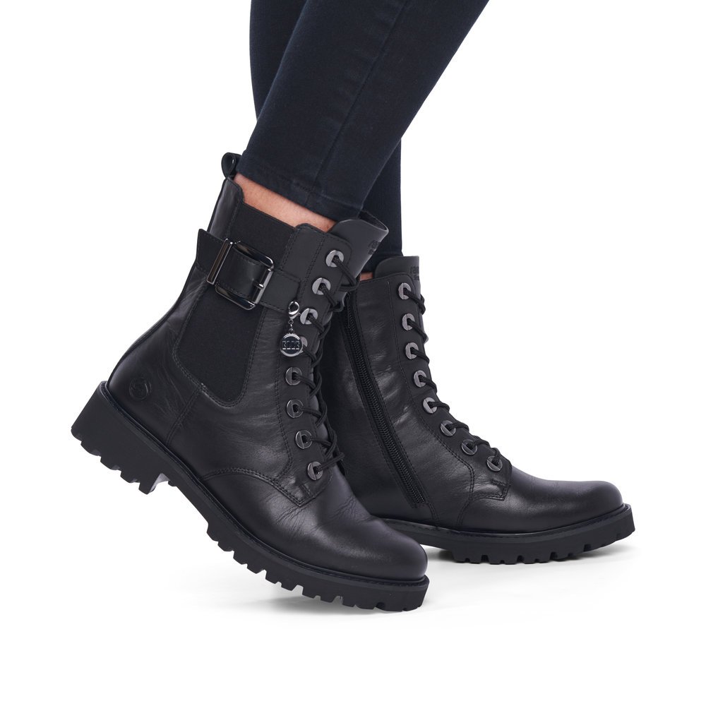 Urbanschwarze remonte Damen Biker Boots D8668-00 mit Zierschnalle. Schuh am Fuß.