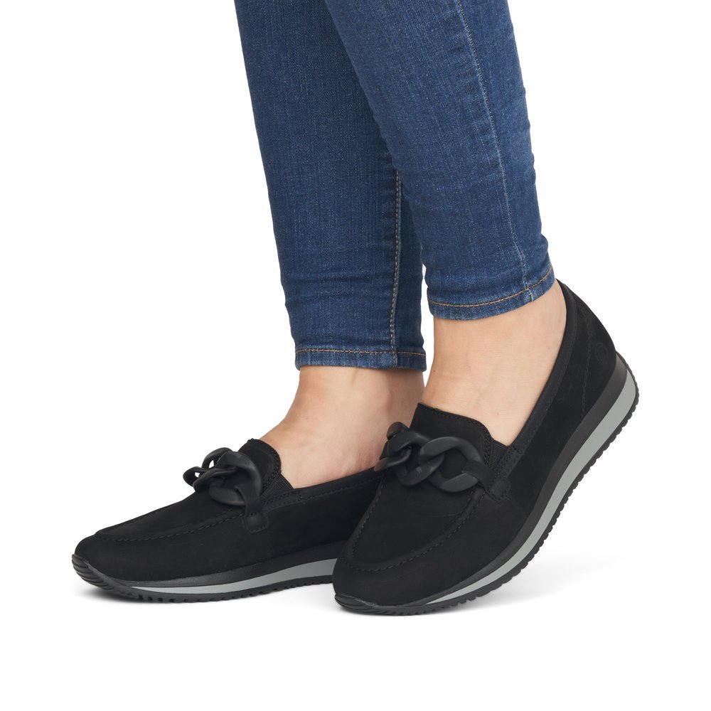 Night black remonte women´s loafers D0H10-01 with a chunky chain element. Shoe on foot.