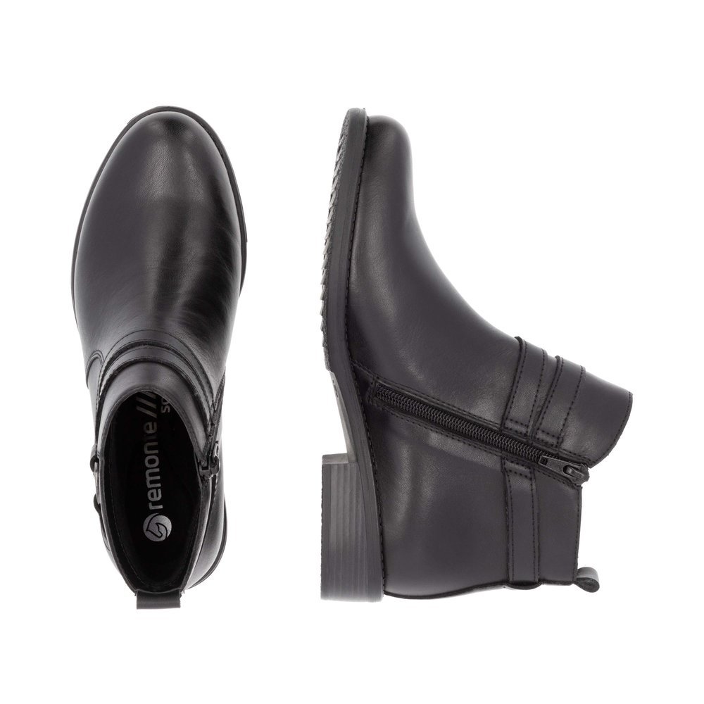 Night black remonte women´s ankle boots D0F77-00 with a decorative element. Shoe from the top, lying.