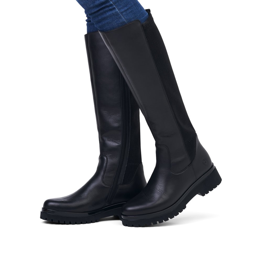 Black remonte women´s high boots D1B71-01 with a zipper as well as comfort width G. Shoe on foot.